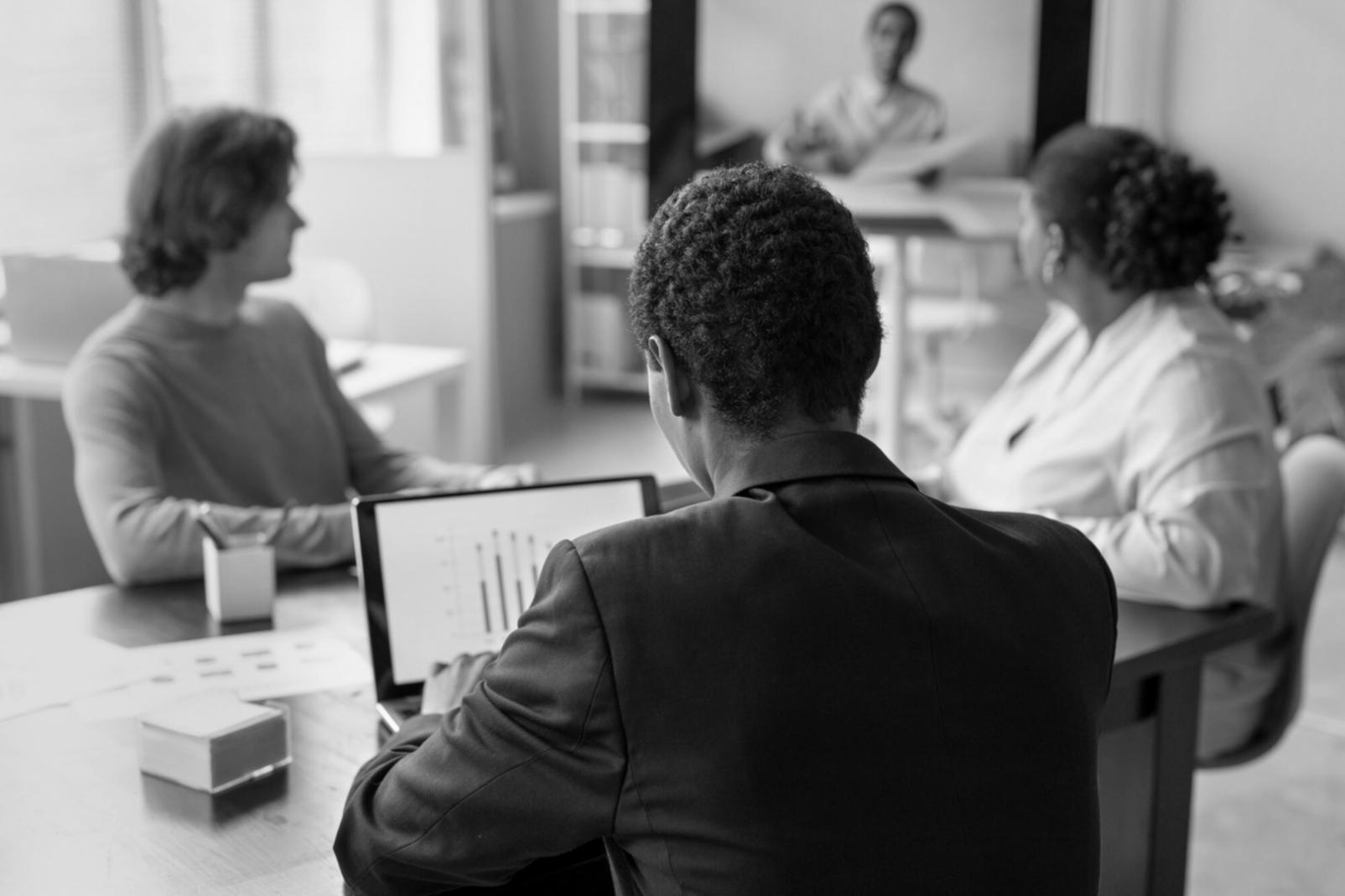 Analiză financiară profesională pentru investitori